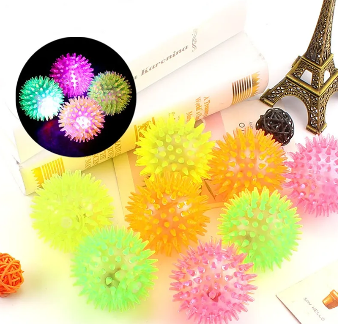 Pehmeä nystyräpallo valoilla